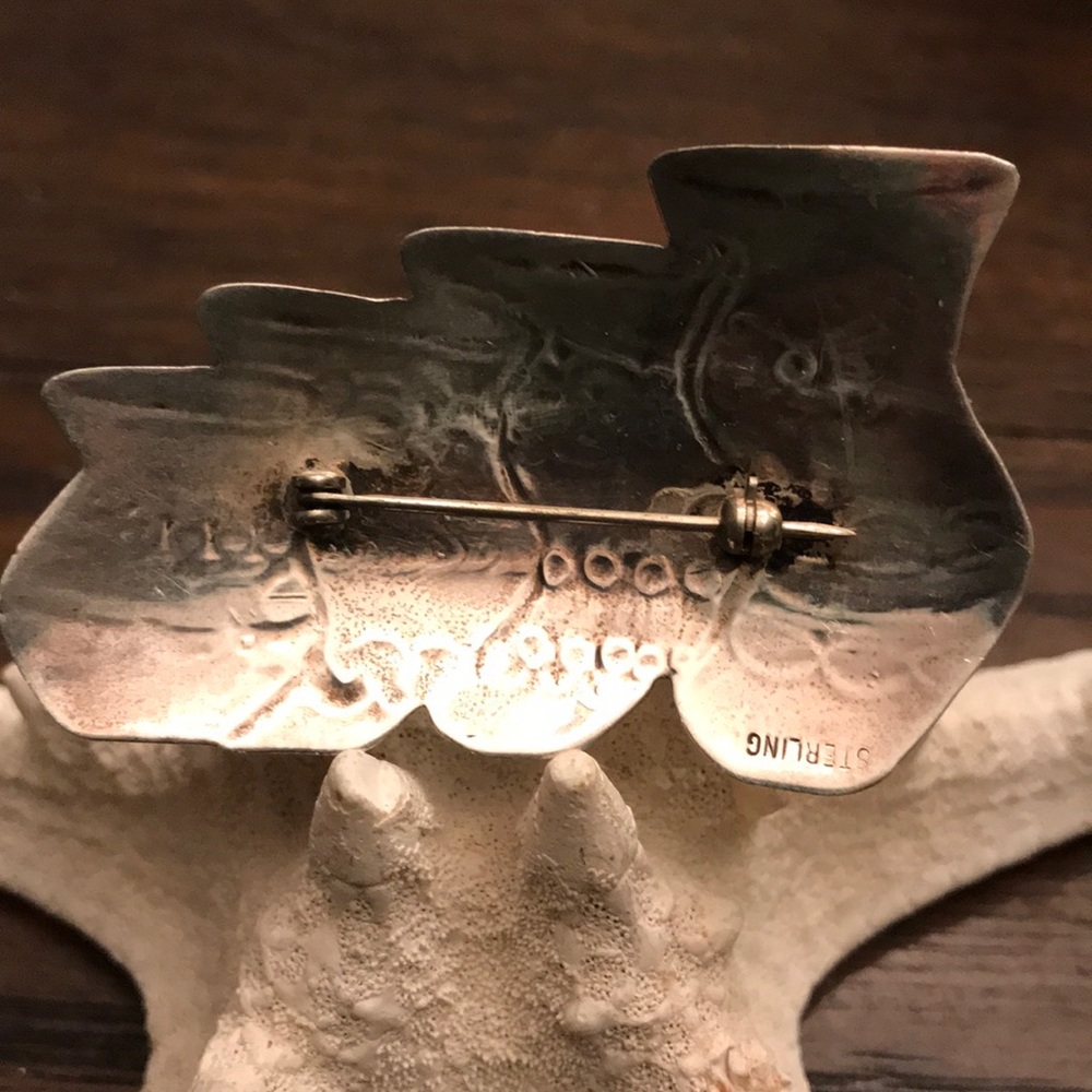 Sterling marked-brooch of 4 Native American pots - Picture 2 of 2